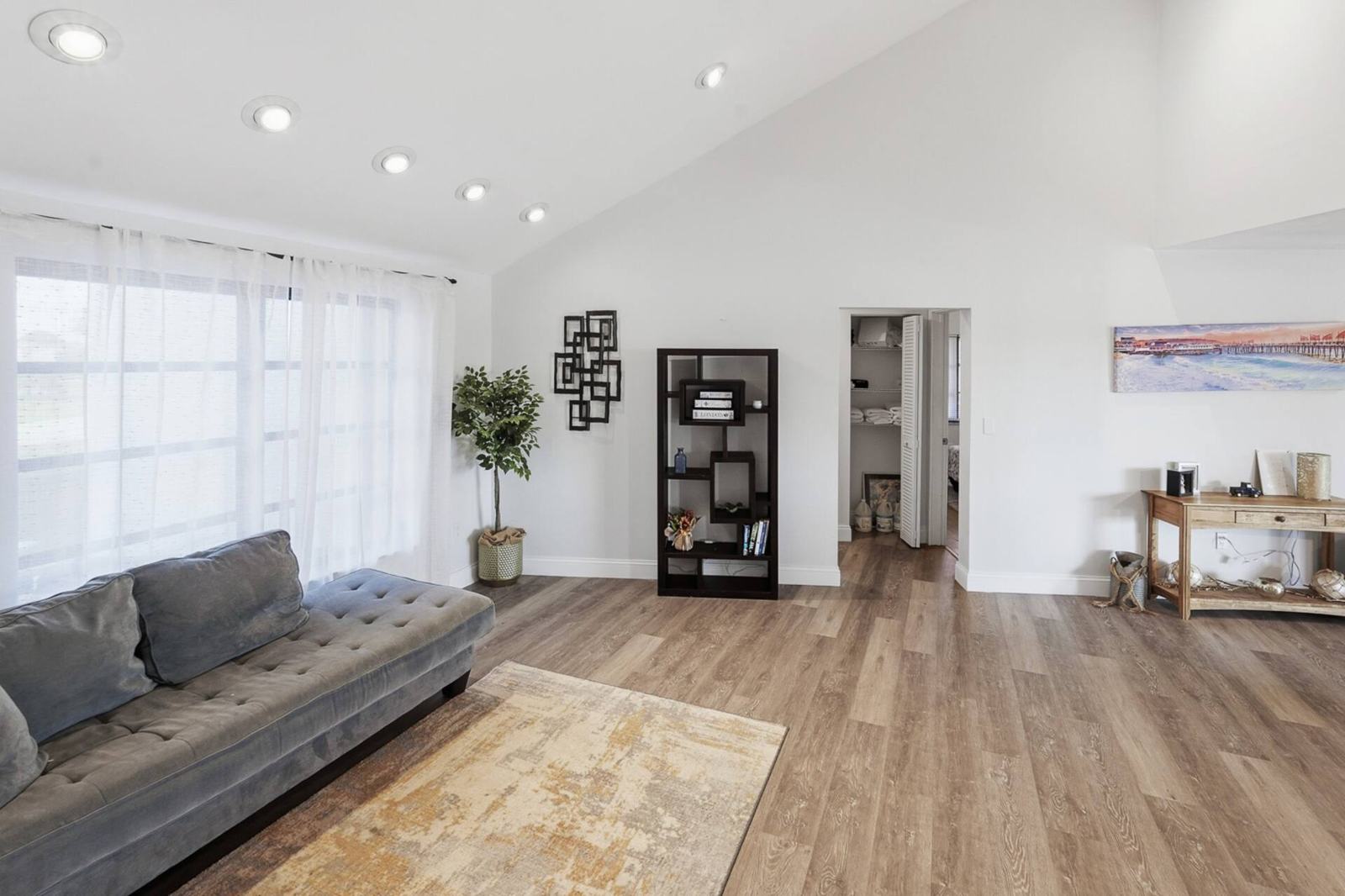 Second living area with daybed